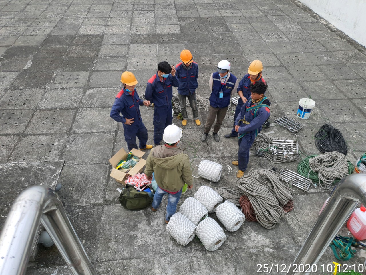 Dịch vụ vệ sinh kính ngoài