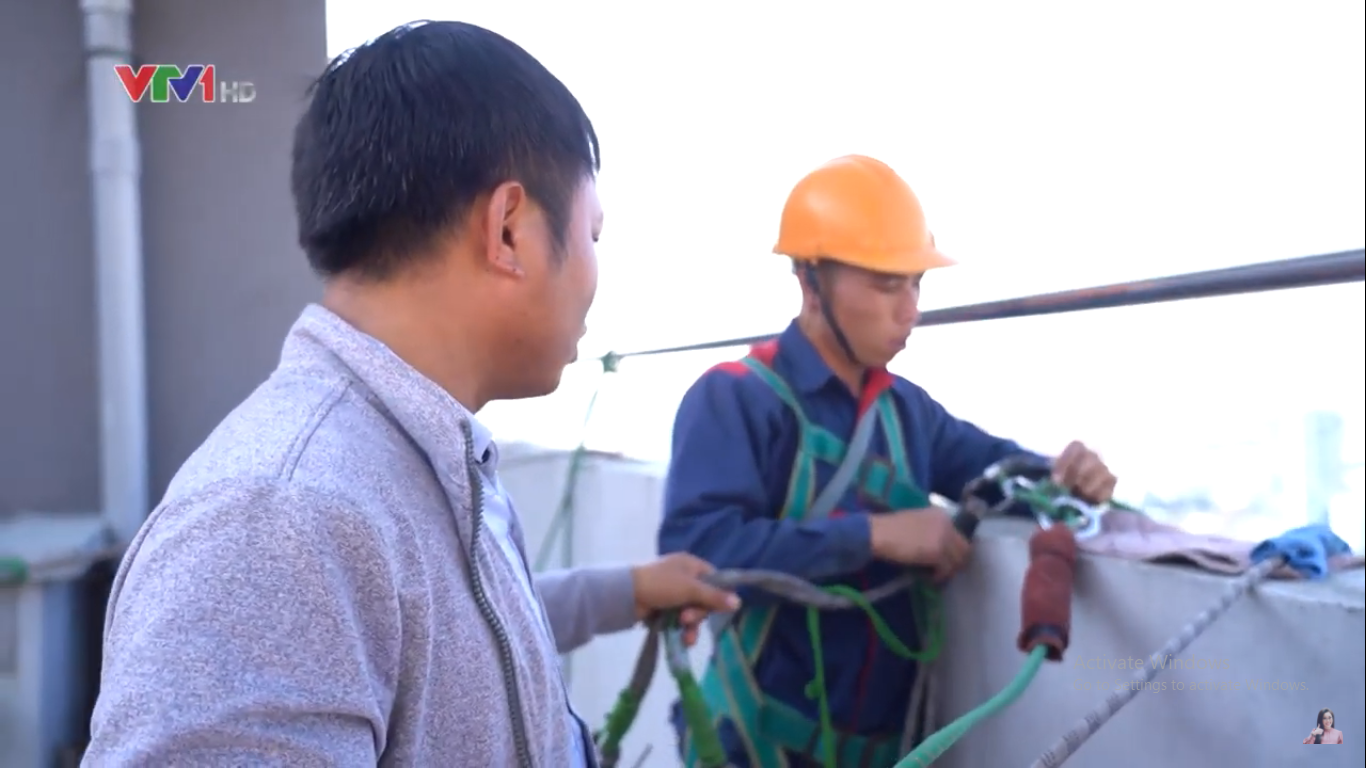 Mưu sinh với nghề nguy hiểm -  Lau kính cao ốc