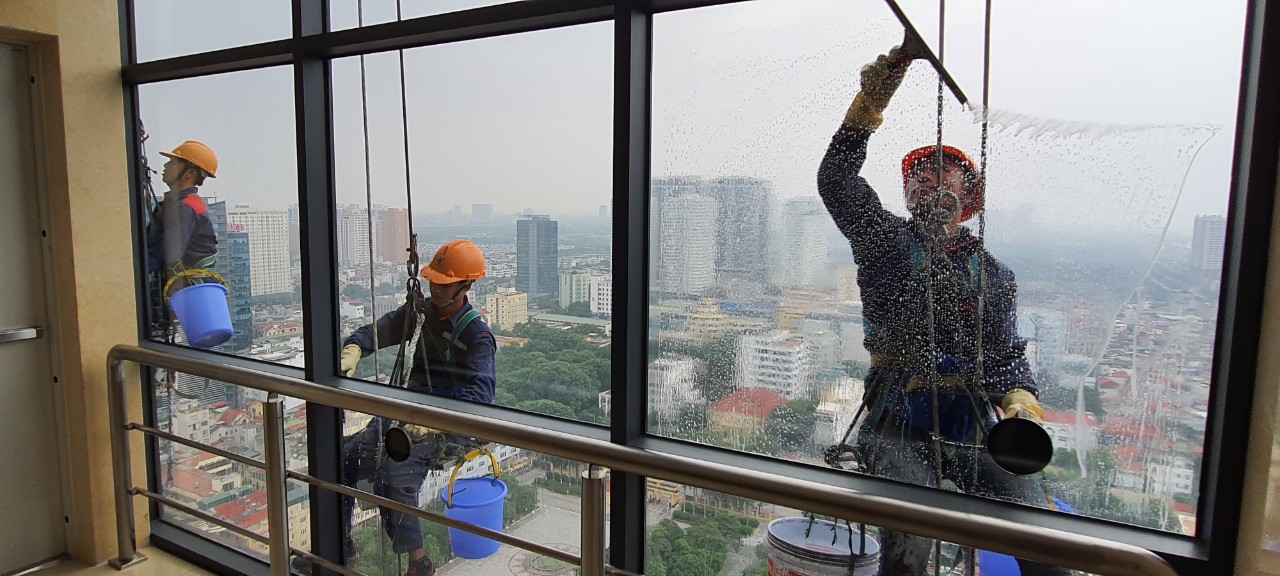 Dịch vụ lau kính tòa nhà 